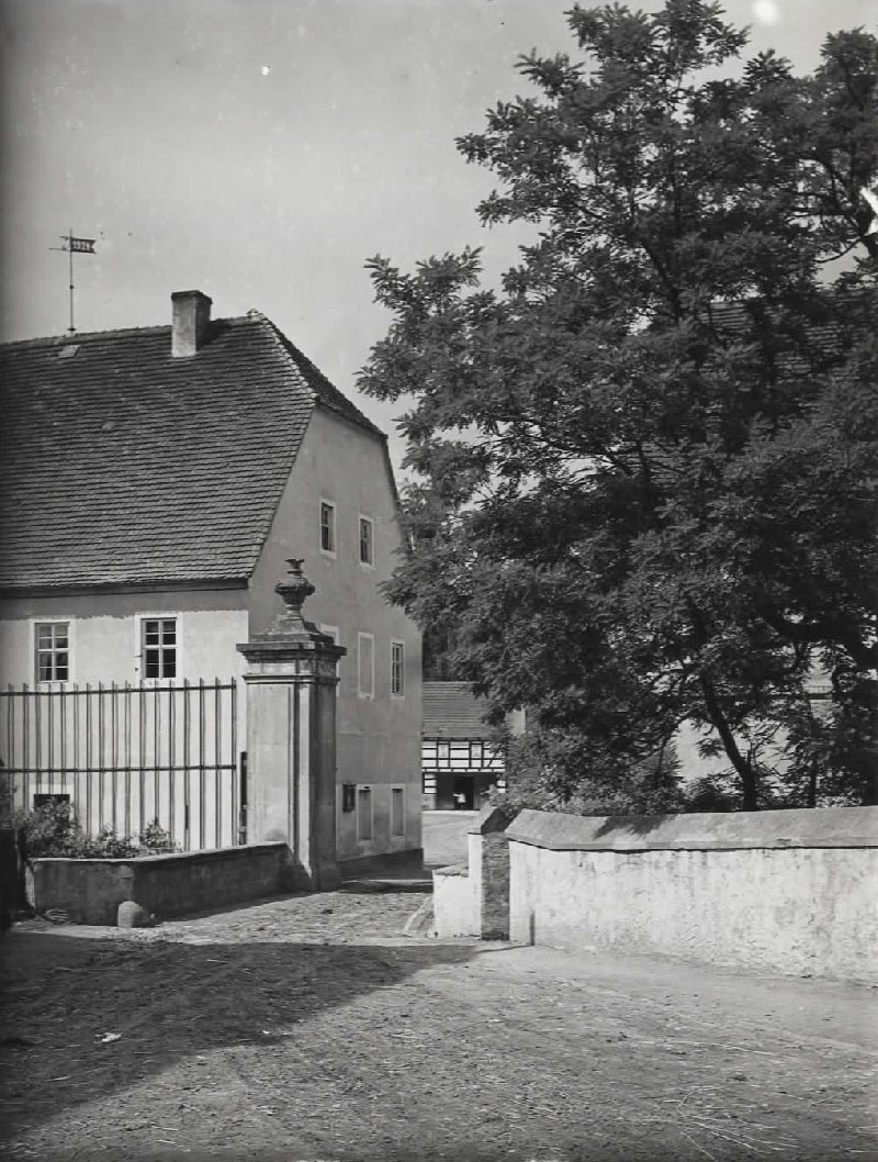 Einfahrt zum Schlossgelände